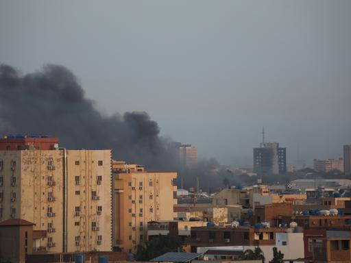 Rauch steigt auf bei den Kämpfen in der sudanesischen Hauptstadt Khartum.