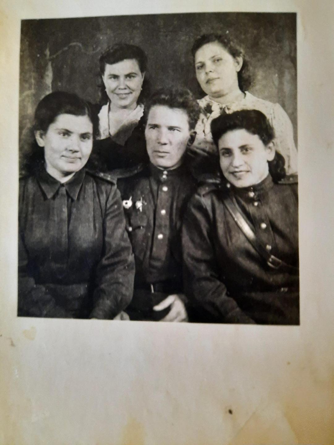 Als Lazarettärztin in Deutschland: Irina Rogosa (vorne rechts) im Oktober 1945, Sorau, Niederlausitz“