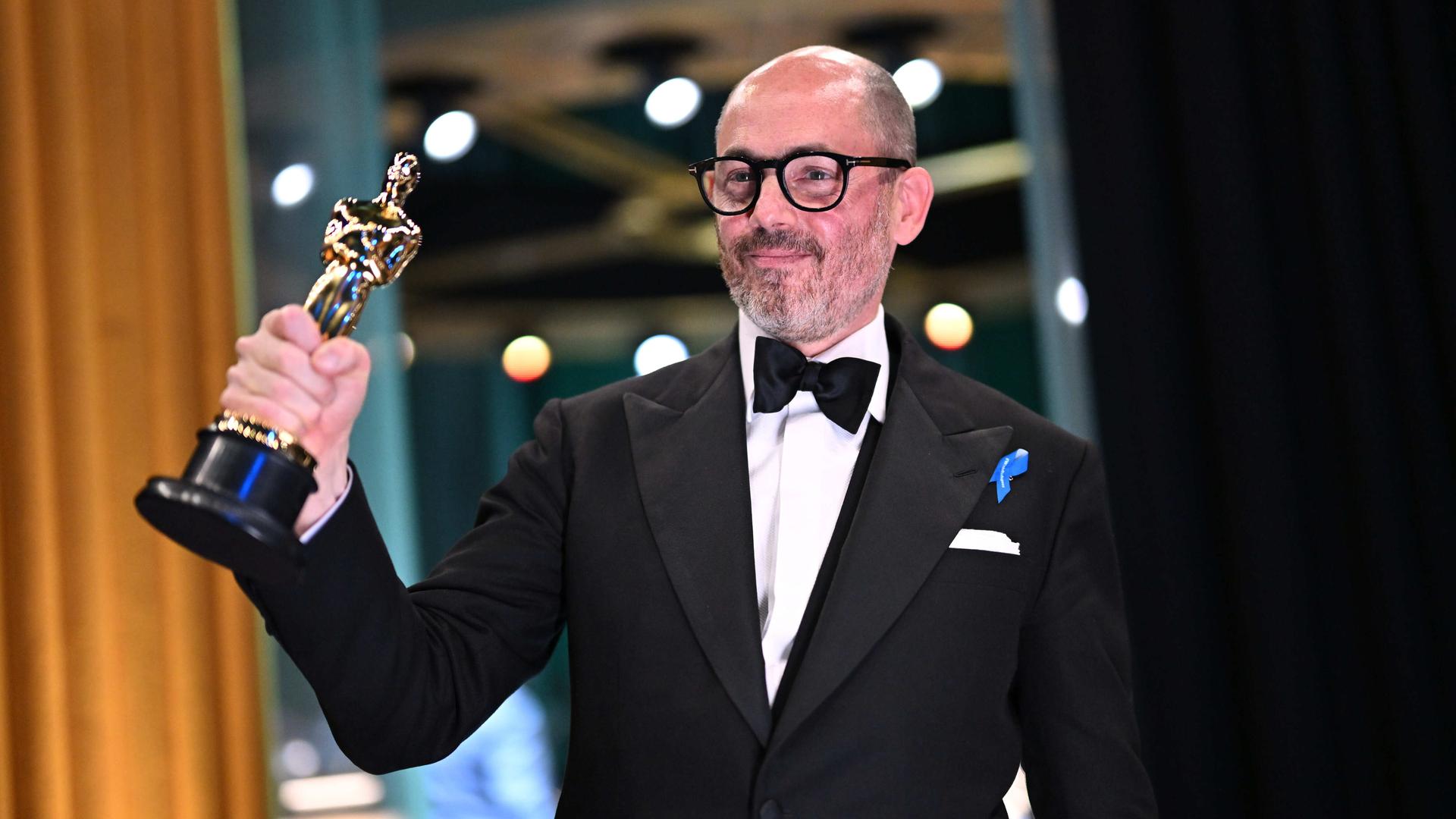 Edward Berger präsentiert stolz die Oscar-Statue Edward Berger präsentiert stolz die Oscar-Statue