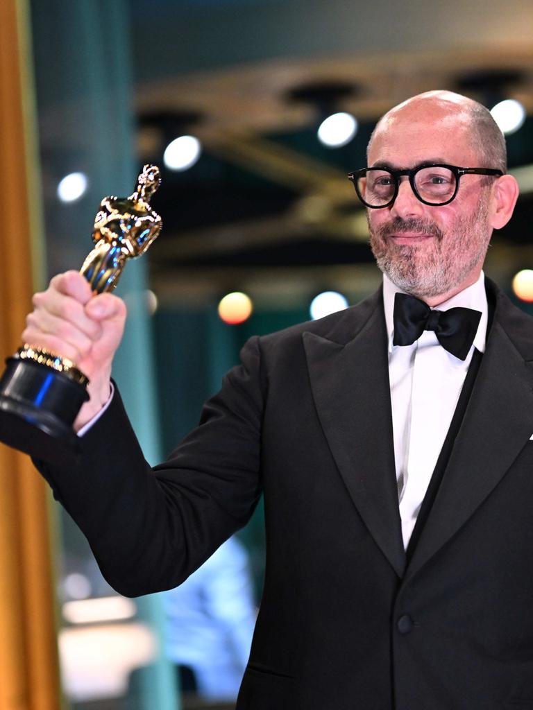 Edward Berger präsentiert stolz die Oscar-Statue