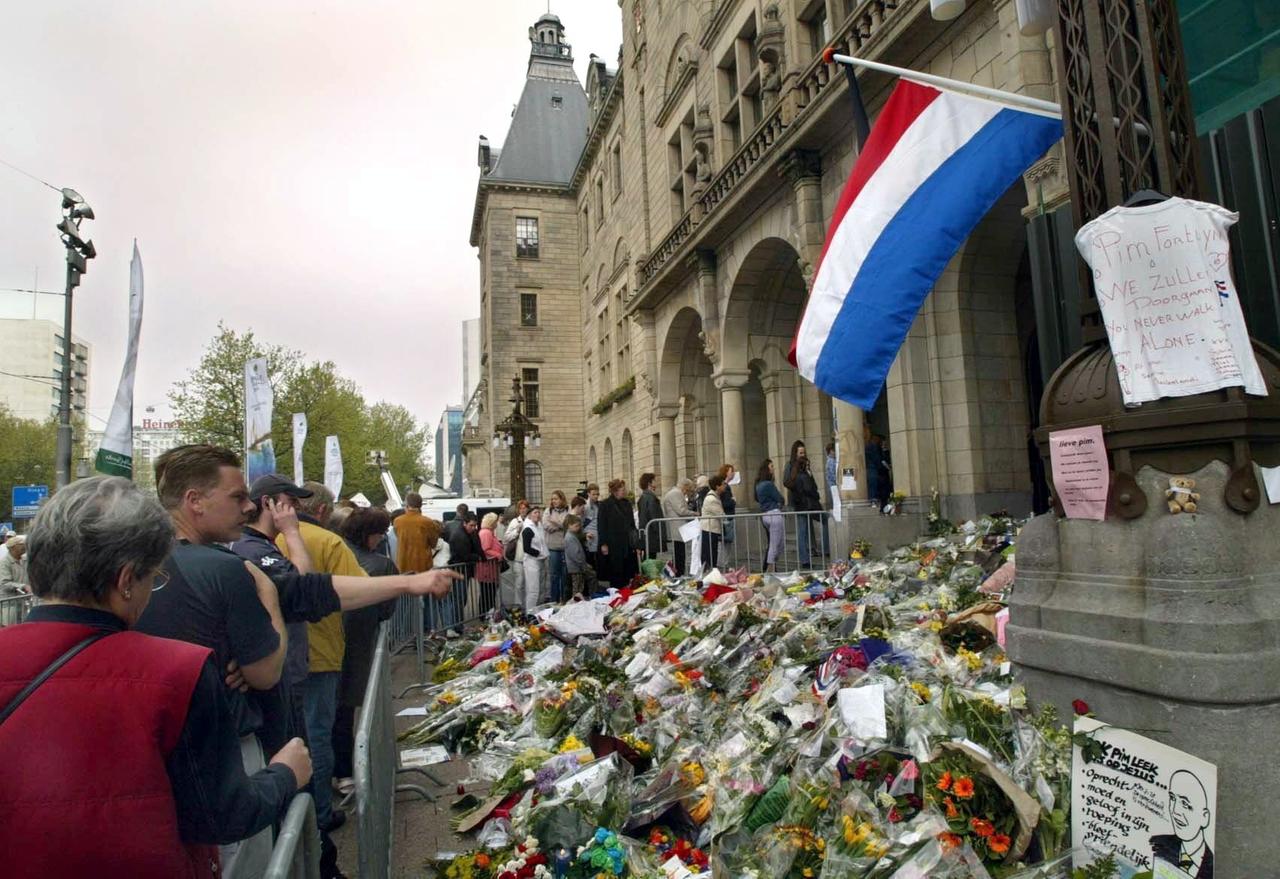 Zahlreiche Menschen legen am 8.5.2002 vor dem Rathaus von Rotterdam Blumen nieder. Zahlreiche Menschen legen am 8.5.2002 vor dem Rathaus von Rotterdam Blumen nieder.