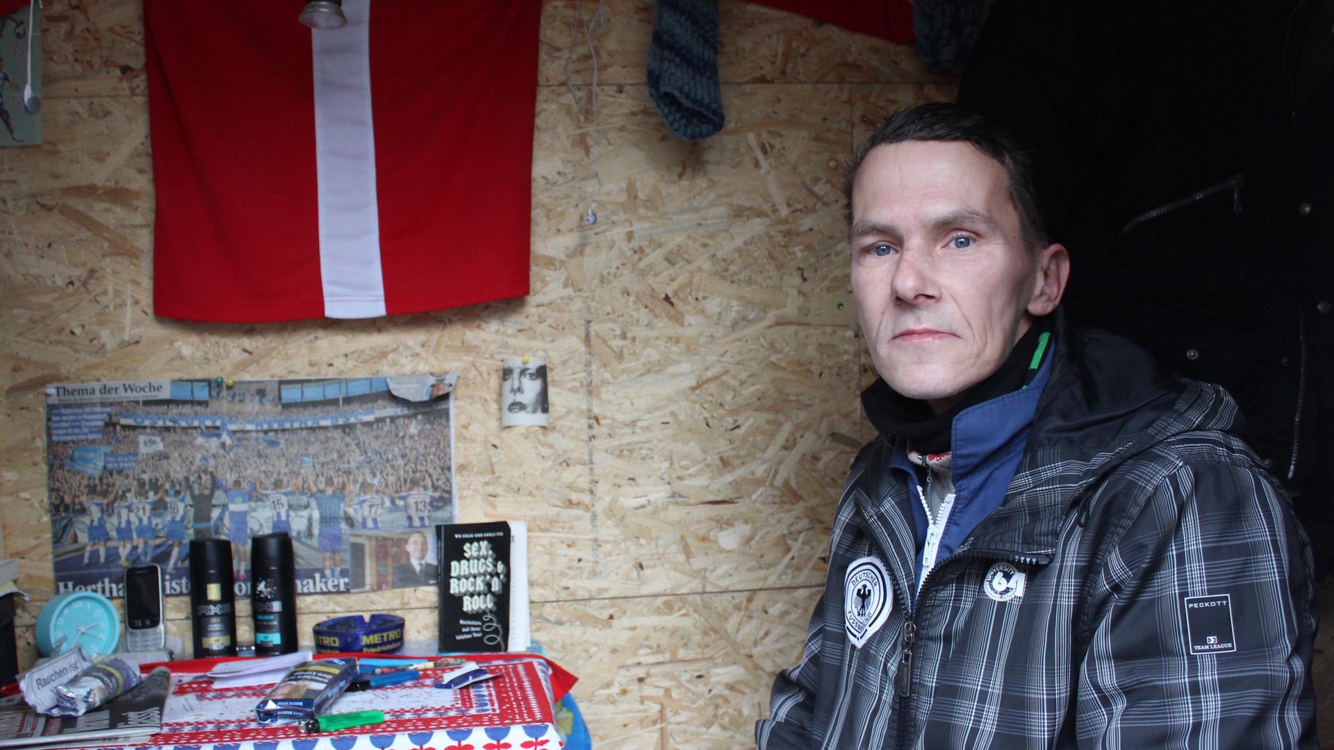 David Nitschkowky bewohnt in Berlin ein "Little Home", eine kleine mobile Unterkunft, die mit Hilfe einer Initiative für Menschen ohne feste Bleibe gebaut und betreut werden. David Nitschkowky bewohnt in Berlin ein "Little Home", eine kleine mobile Unterkunft, die mit Hilfe einer Initiative für Menschen ohne feste Bleibe gebaut und betreut werden.