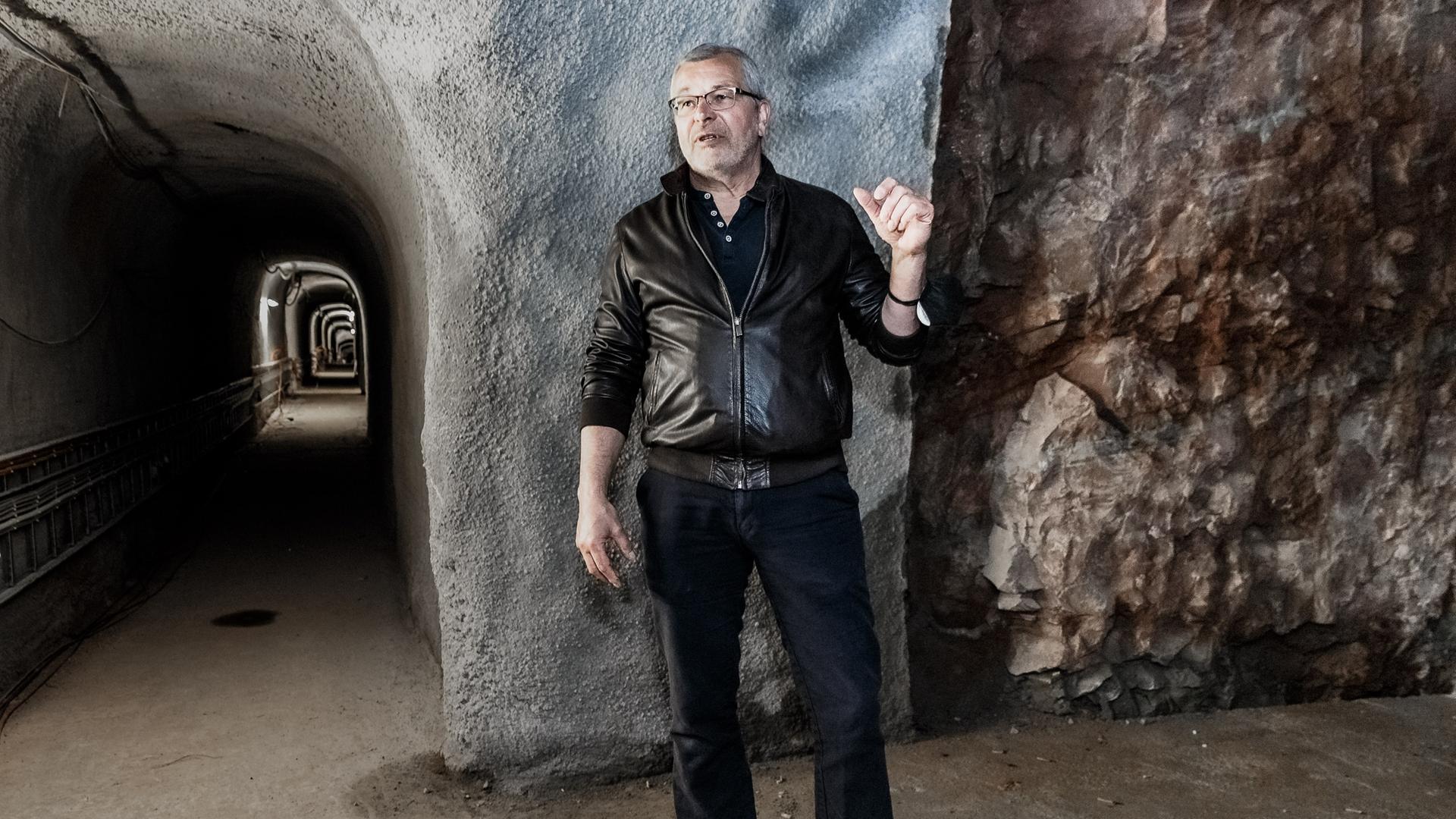 Jörg Andres, Direktor des Museums Helgoland, steht in einem alten Bunkerstollen, der zur Zeit renoviert wird. Später soll hier eine Ausstellung Besucher über das Leben im Bunker informieren. Jörg Andres, Direktor des Museums Helgoland, steht in einem alten Bunkerstollen, der zur Zeit renoviert wird. Später soll hier eine Ausstellung Besucher über das Leben im Bunker informieren.