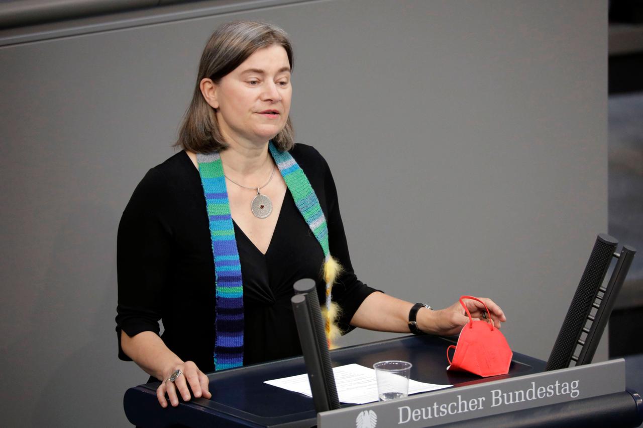 Anke Domscheit-Berg spricht am Rednerpult des Bundestages.