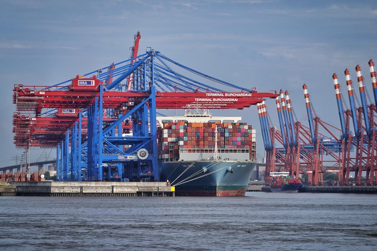 Ein Containerschiff wird am Hafenterminal Burchardkai in Hamburg mit Containern beladen