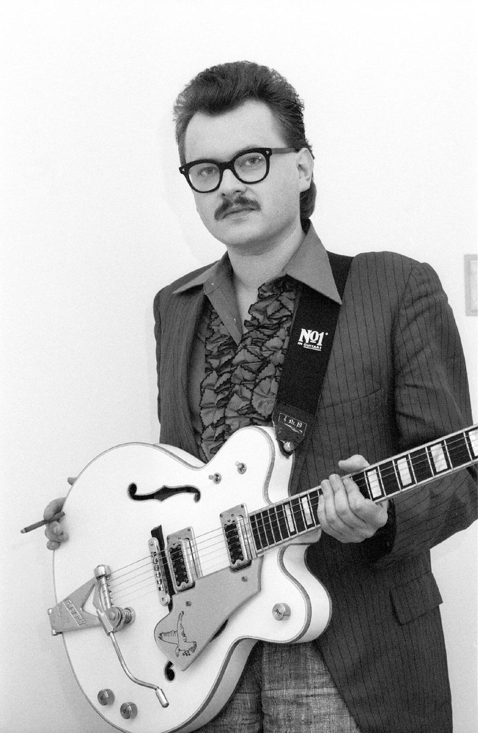 Heinz Rudolf Kunze posiert am Rande einer Aufzeichnung des WWF Club (WDR, ARD) mit Gitarre für ein Foto.