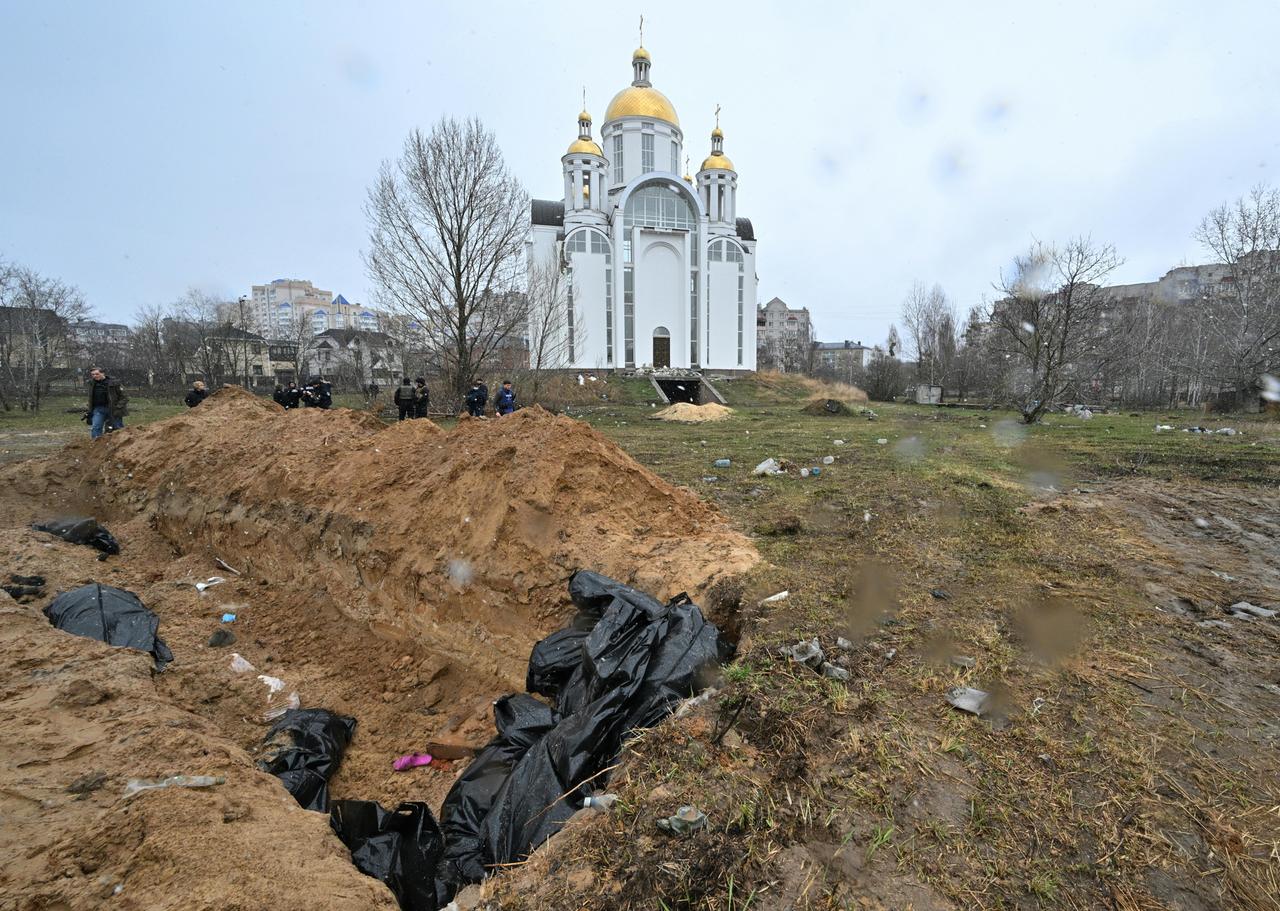 Ein Massengrab hinter einer Kirche in Butscha bei Kiew. (Archivbild) Ein Massengrab hinter einer Kirche in Butscha bei Kiew. (Archivbild)