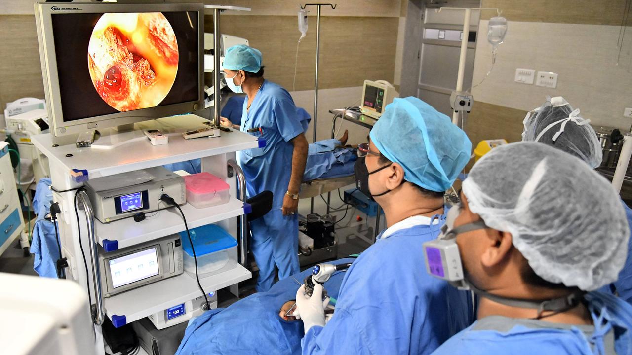 Endoskopische Untersuchung eines Mucormykose-Patienten in Ajmer, Indien - auf einem Computermonitor ist der Pilzbefall im Nasen-Rachenraum zu erkennen