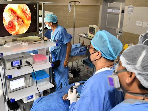 Endoskopische Untersuchung eines Mucormykose-Patienten in Ajmer, Indien - auf einem Computermonitor ist der Pilzbefall im Nasen-Rachenraum zu erkennen