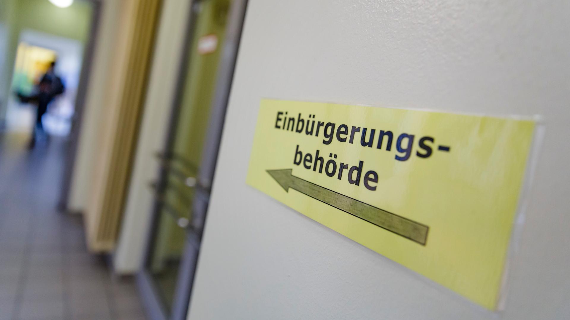 Ein Schild mit der Aufschrift "Einbürgerungsbehörde" hängt in einem Buergeramt. Ein Schild mit der Aufschrift "Einbürgerungsbehörde" hängt in einem Buergeramt.