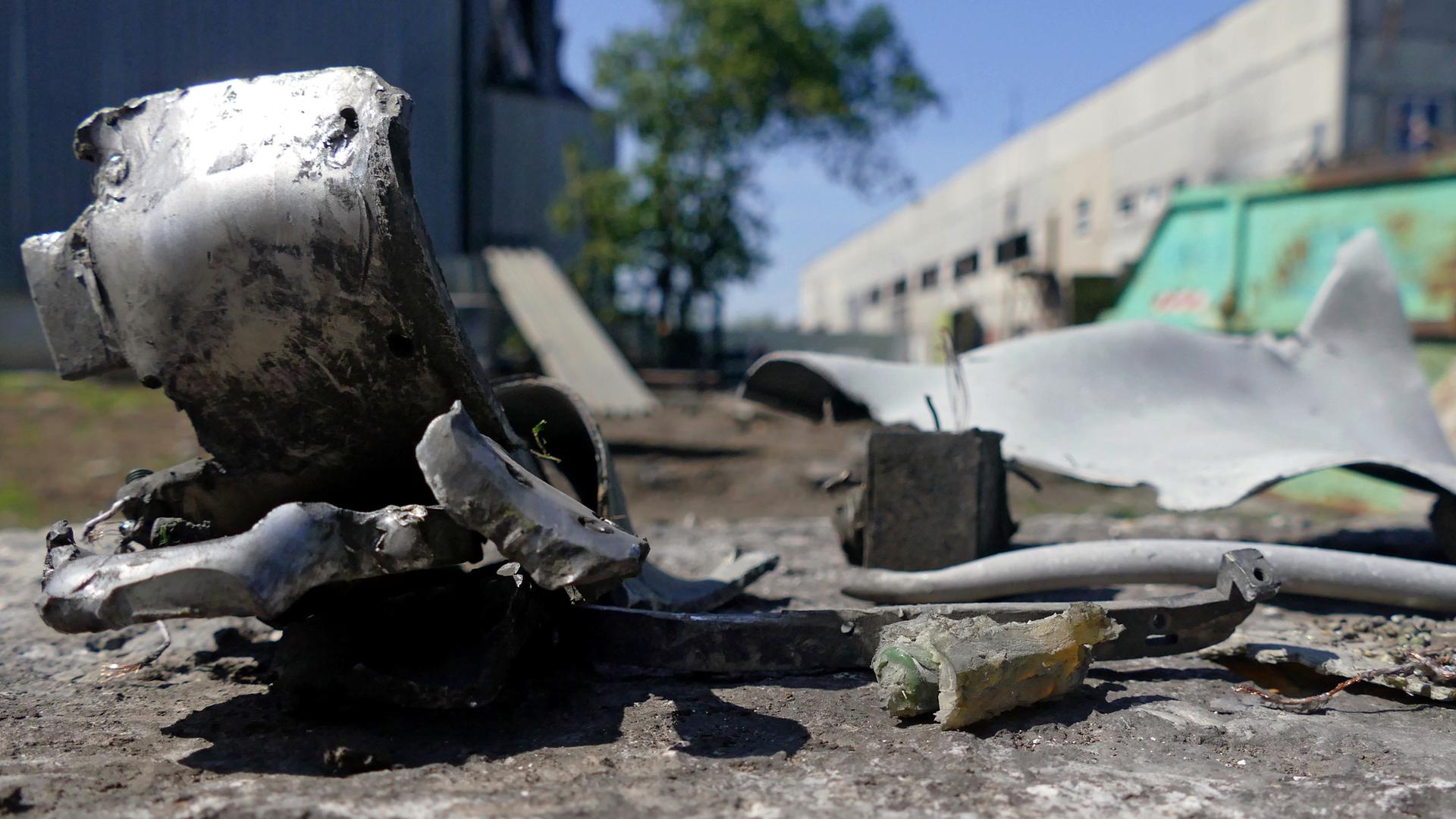 Überreste einer russischen Rakete liegen auf einer Industrieanlange im südostukrainischen Odessa. Überreste einer russischen Rakete liegen auf einer Industrieanlange im südostukrainischen Odessa.