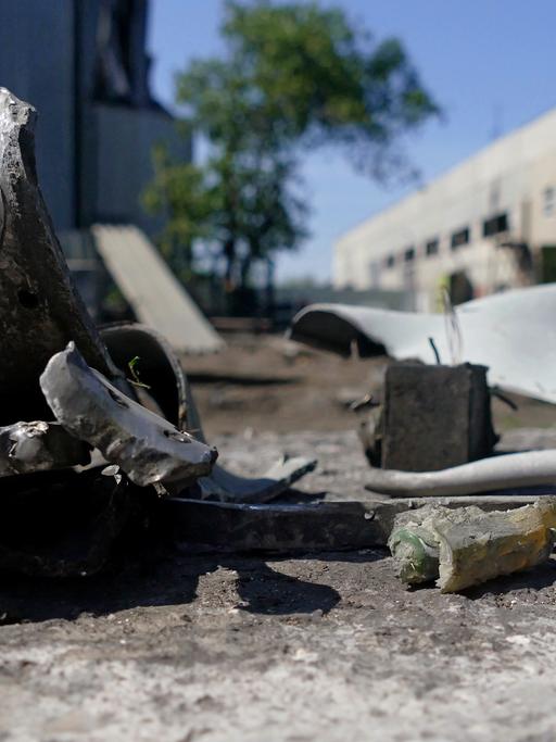 Überreste einer russischen Rakete liegen auf einer Industrieanlange im südostukrainischen Odessa. 