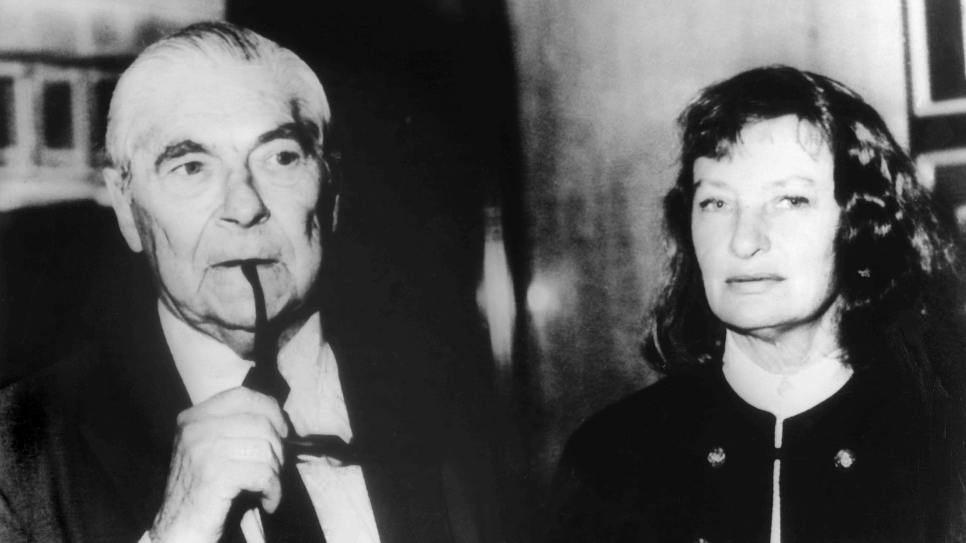 Schieden am 1. März 1983 gemeinsam durch Suizid aus dem Leben. Der Schriftsteller Arthur Koestler mit seiner Frau Cynthia in einer Aufnahme aus dem Jahr 1979. 