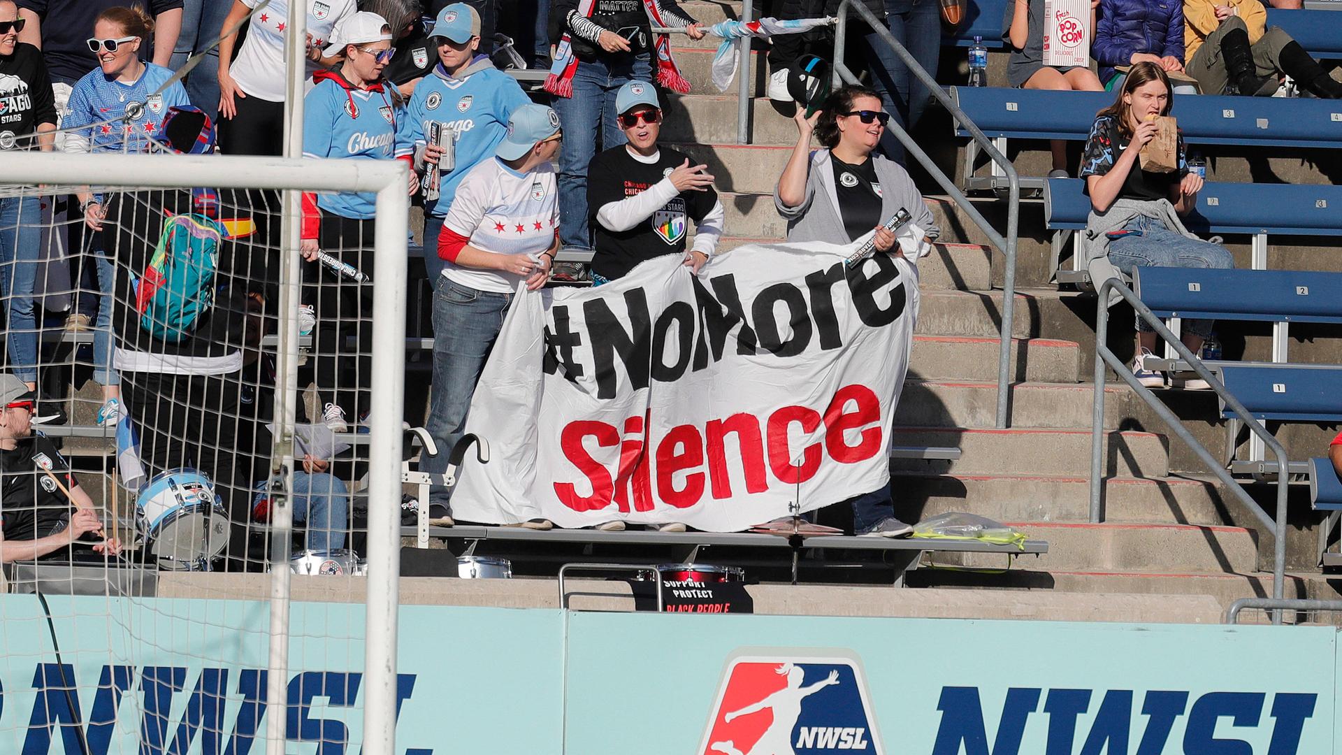"NoMoreSilence"-Banner bei einem Spiel in der NWSL nach den Missbrauchs-Vorwürfen im US-Frauenfußball. "NoMoreSilence"-Banner bei einem Spiel in der NWSL nach den Missbrauchs-Vorwürfen im US-Frauenfußball.
