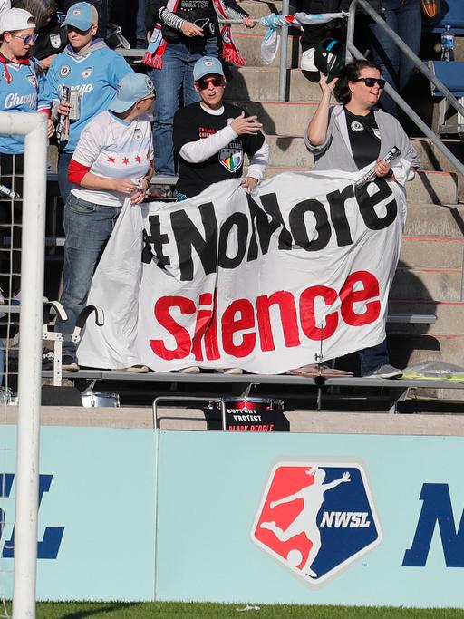 "NoMoreSilence"-Banner bei einem Spiel in der NWSL nach den Missbrauchs-Vorwürfen im US-Frauenfußball.