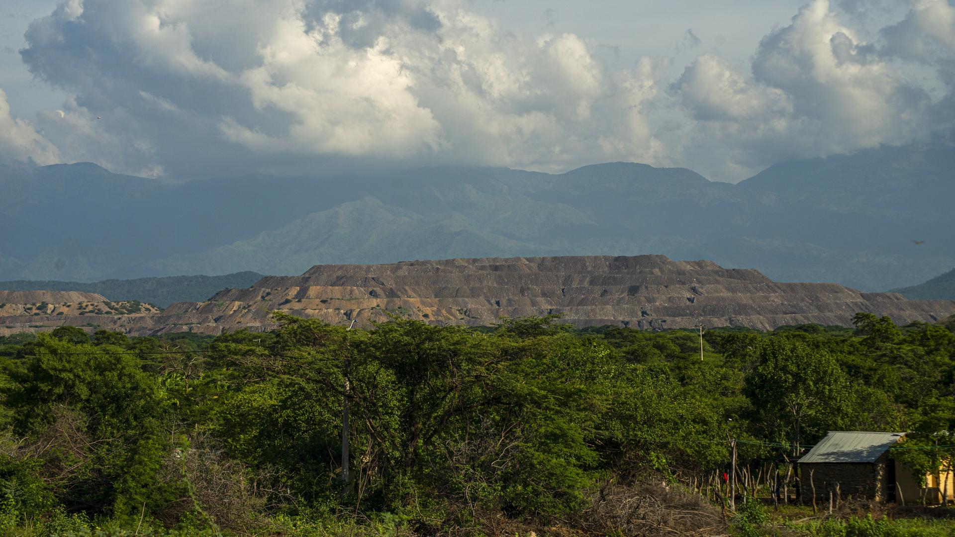 Blick auf ein Waldgebiet in der Nähe des Rancheria-Flusses, in dessen Umgebung das indigene Volk der Wayú lebt. Im Hintergrund türmt sich die Cerrejón-Kohlemine. Blick auf ein Waldgebiet in der Nähe des Rancheria-Flusses, in dessen Umgebung das indigene Volk der Wayú lebt. Im Hintergrund türmt sich die Cerrejón-Kohlemine.