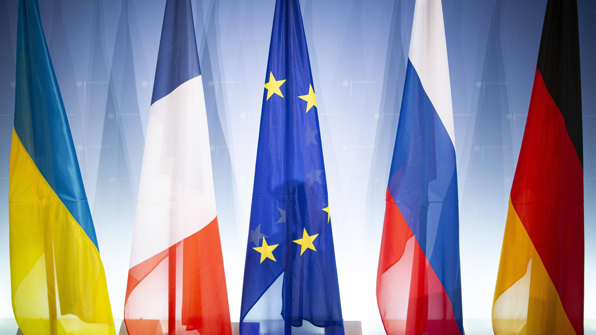 Fahnen Normandie-Format und die EU-Flaggge (Symbolbild)