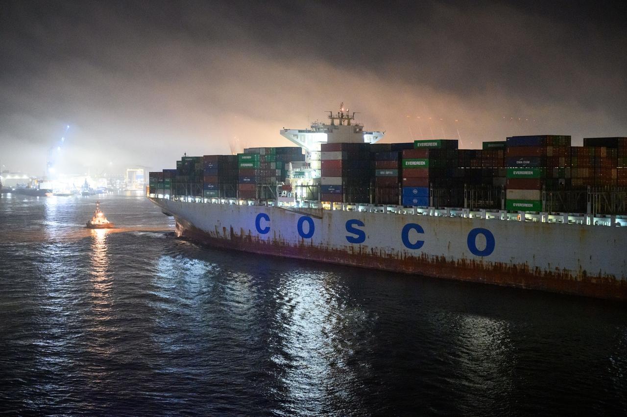Das Containerschiff "Cosco Pride" fährt auf der Elbe vor dem Container-Terminal Tollerort im Morgennebel. Das Containerschiff "Cosco Pride" fährt auf der Elbe vor dem Container-Terminal Tollerort im Morgennebel.