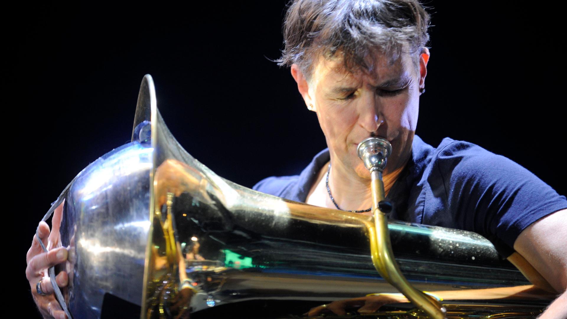 Portrait des deutschen Jazz-Tubisten Carl Ludwig Hübsch beim 49. Moers Festival 2020. Portrait des deutschen Jazz-Tubisten Carl Ludwig Hübsch beim 49. Moers Festival 2020.