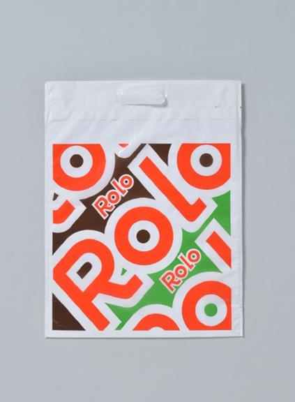 Eine Einweg-Plastiktüte mit Werbung für Rolo-Schokolade Eine Einweg-Plastiktüte mit Werbung für Rolo-Schokolade