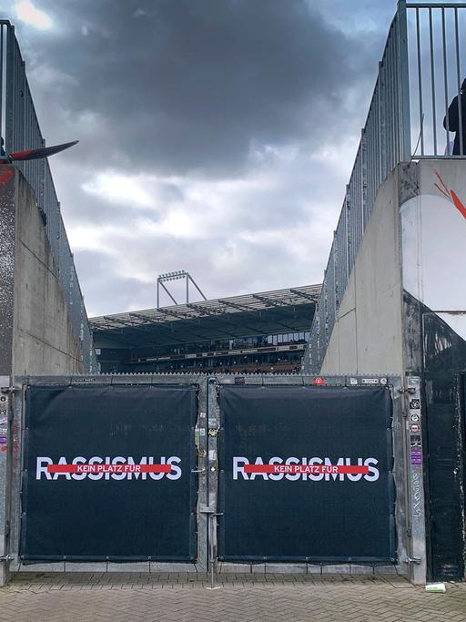 Das Wort "Rassismus" steht durchgestrichen am Stadion des FC St. Pauli.