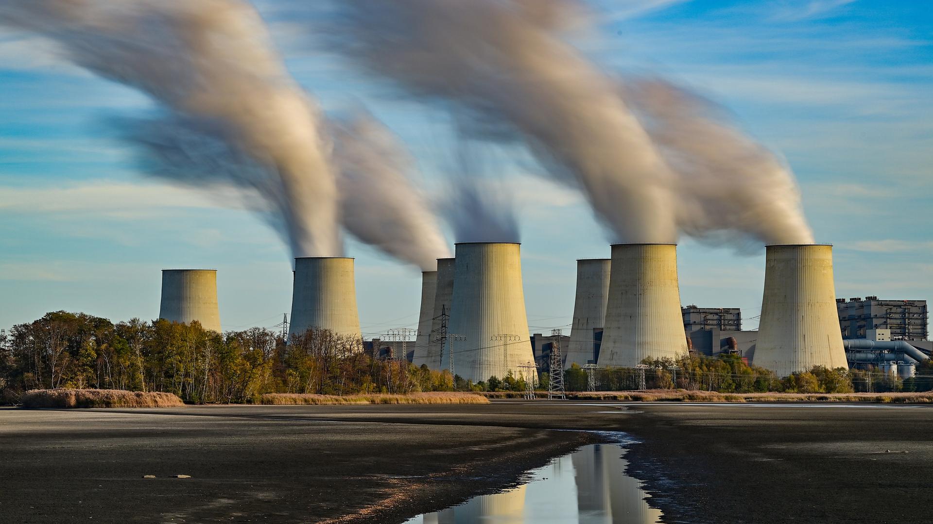 Wasserdampf steigt aus den Kühltürmen des Braunkohlekraftwerks Jänschwalde der Lausitz Energie Bergbau AG (LEAG) in Brandenburg. Wasserdampf steigt aus den Kühltürmen des Braunkohlekraftwerks Jänschwalde der Lausitz Energie Bergbau AG (LEAG) in Brandenburg.