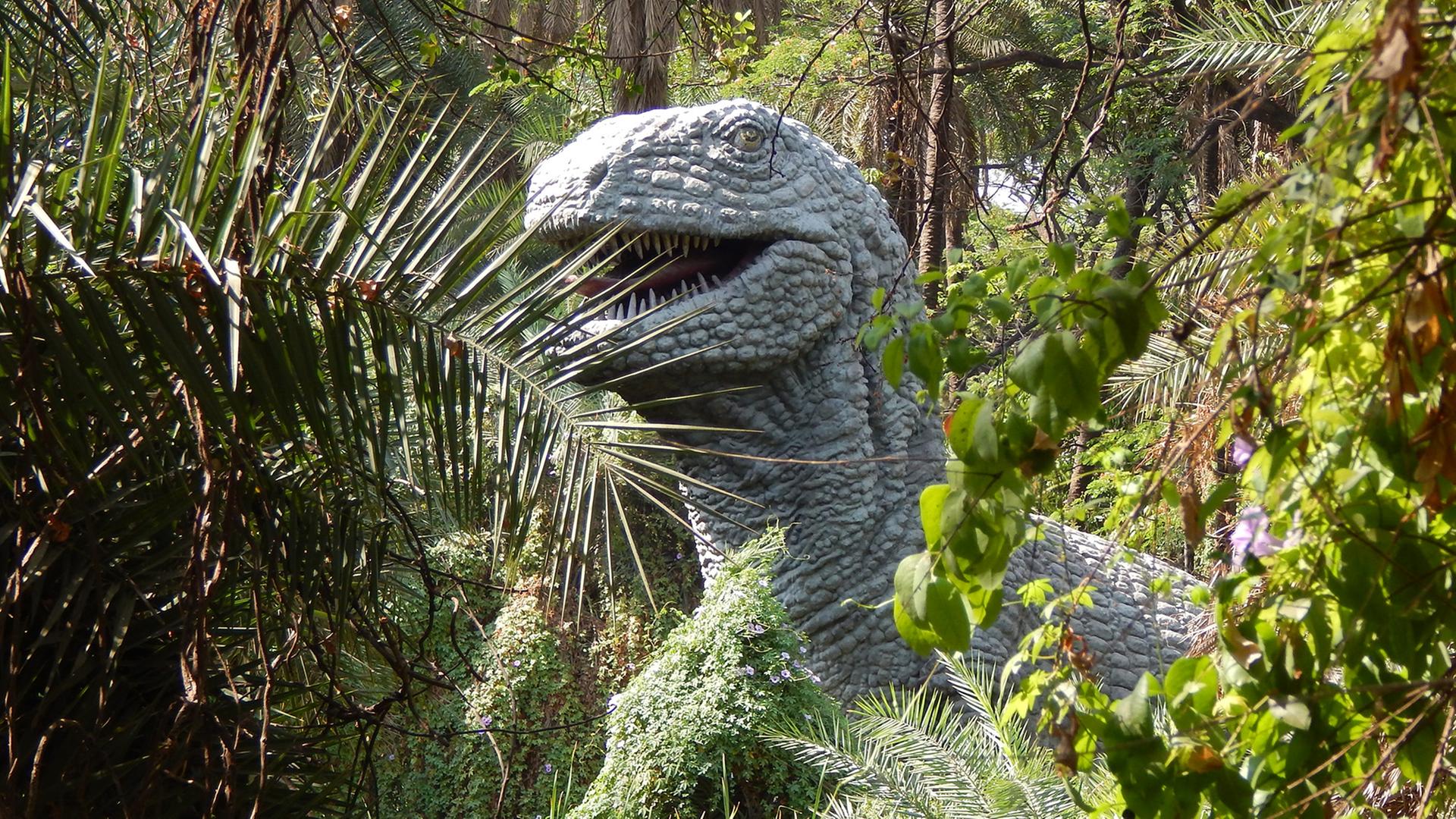 Eine Dinosaurier-Büste in einem Park. Eine Dinosaurier-Büste in einem Park.