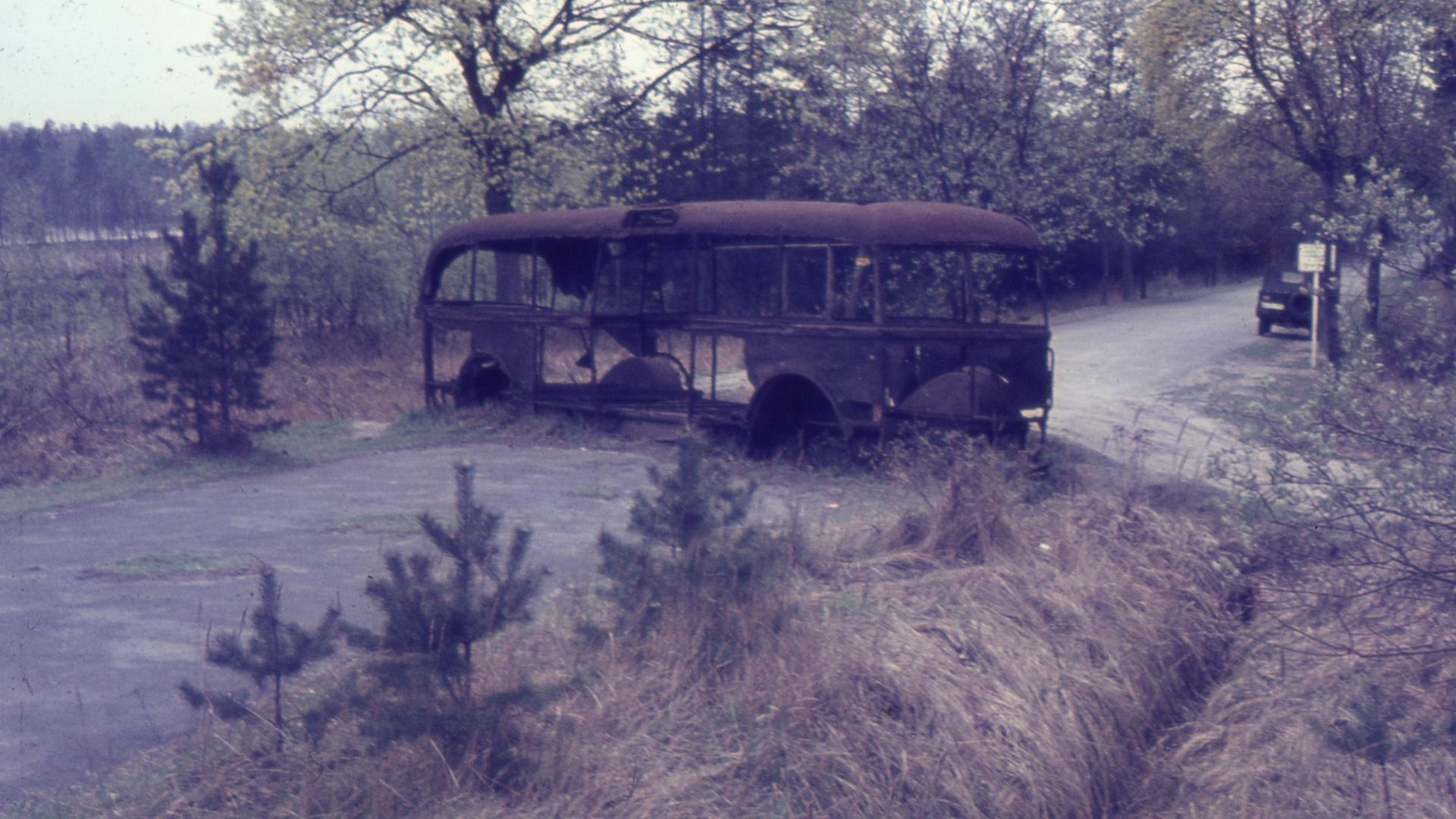 Zu sehen: ein ausgebrannter Bus im Wald bei Helmstedt. Zu sehen: ein ausgebrannter Bus im Wald bei Helmstedt.