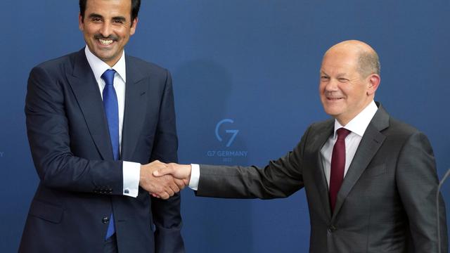 Bundeskanzler Olaf Scholz und der Emir von Katar, Scheich Tamim bin Hamad Al Thani geben sich nach einer gemeinsamen Pressekonferenz nach einem Treffen im Kanzleramt in Berlin die Hand.