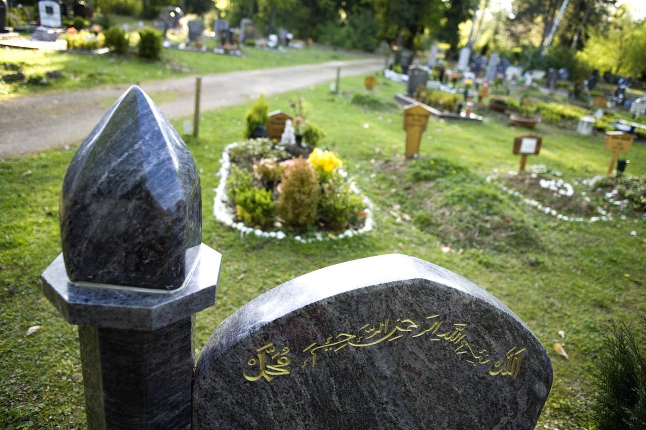 Islamische Gräber auf dem Westfriedhof in Köln-Bocklemünd. Das Gräberfeld ist so ausgerichtet, dass die Toten mit dem Gesicht Richtung Mekka liegen. Das hat zur Folge, dass die Gräber auf dem Westfriedhof nicht parallel sondern diagonal zu den Gehwegen verlaufen. Islamische Gräber auf dem Westfriedhof in Köln-Bocklemünd. Das Gräberfeld ist so ausgerichtet, dass die Toten mit dem Gesicht Richtung Mekka liegen. Das hat zur Folge, dass die Gräber auf dem Westfriedhof nicht parallel sondern diagonal zu den Gehwegen verlaufen.