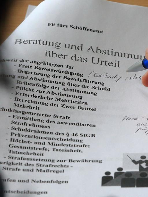 Eine Teilnehmerin macht sich während der Schulung Â«Fit fürs SchöffenamtÂ» am 10.05.2014 in der Volkshochschule in Magdeburg (Sachsen-Anhalt) in Notizen in ihren Unterlagen. Foto: Jens Wolf/dpa (zu dpa Â«Von wegen Â«StatistenÂ» - Schöffen sind Volksvertreter im GerichtÂ» vom 19.05.2014) +++(c) ZB-FUNKREGIO OST - Honorarfrei nur für Bezieher des ZB-Regiodienstes+++ +++ dpa-Bildfunk +++