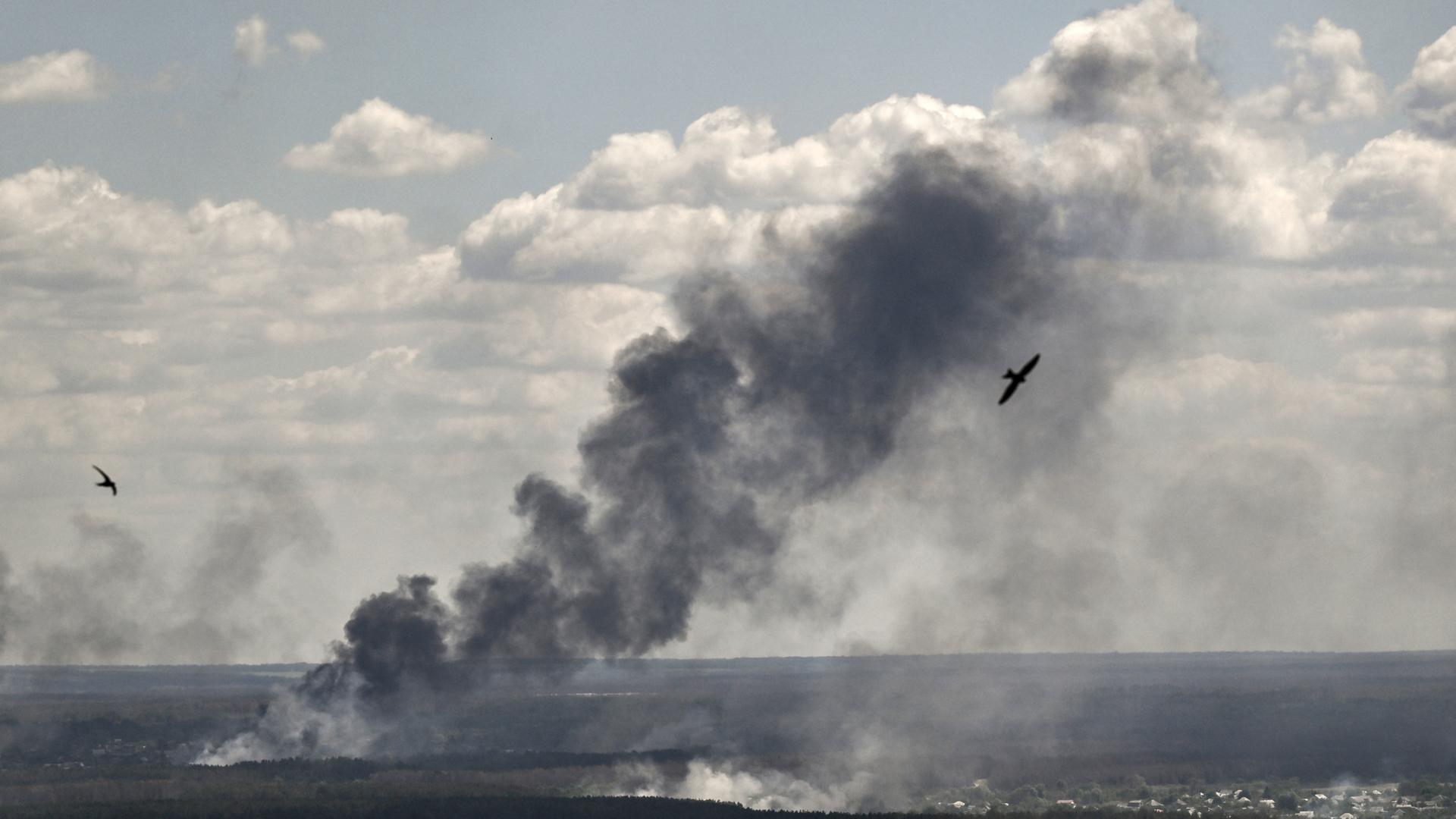 Das Foto zeigt Rauch über der Stadt Sjewjerodonezk.