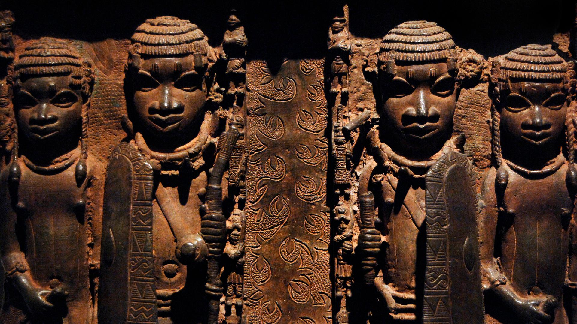 Benin-Bronzen im British Museum mit dem Relief von vier Menschen