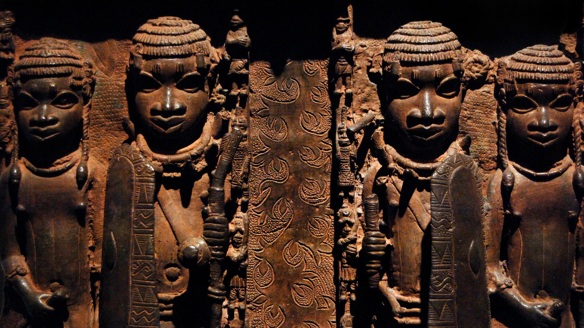Benin-Bronzen im British Museum mit dem Relief von vier Menschen Benin-Bronzen im British Museum mit dem Relief von vier Menschen