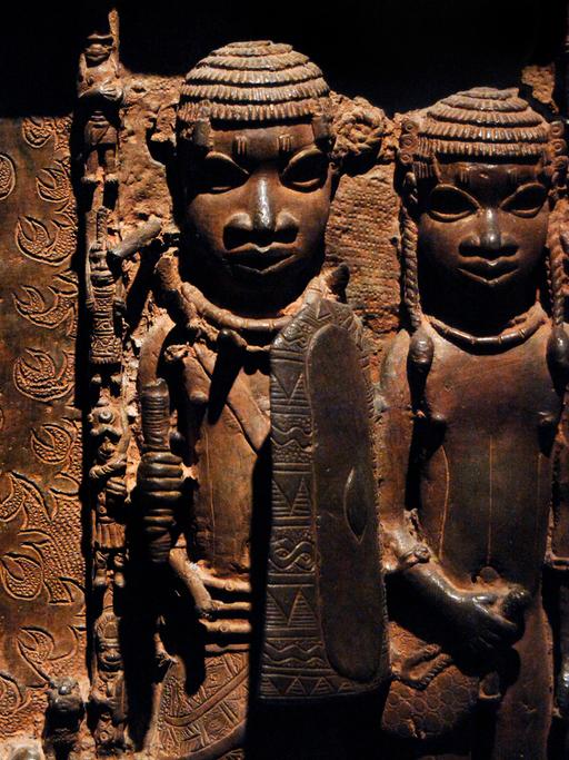 Benin-Bronzen im British Museum mit dem Relief von vier Menschen