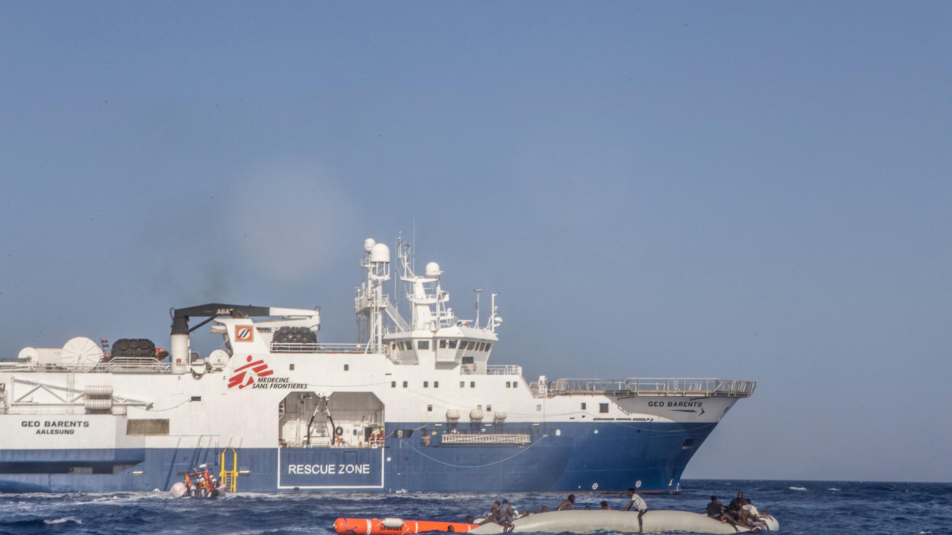 Seenotrettung - Schiff "Geo Barents" darf mit Flüchtlingen in Italien anlegen