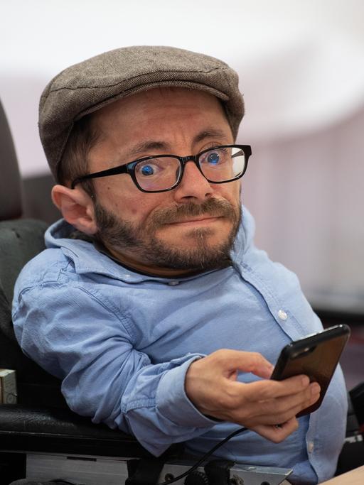 Raul Krauthausen ist Aktivist für Inklusion und Barrierefreiheit
