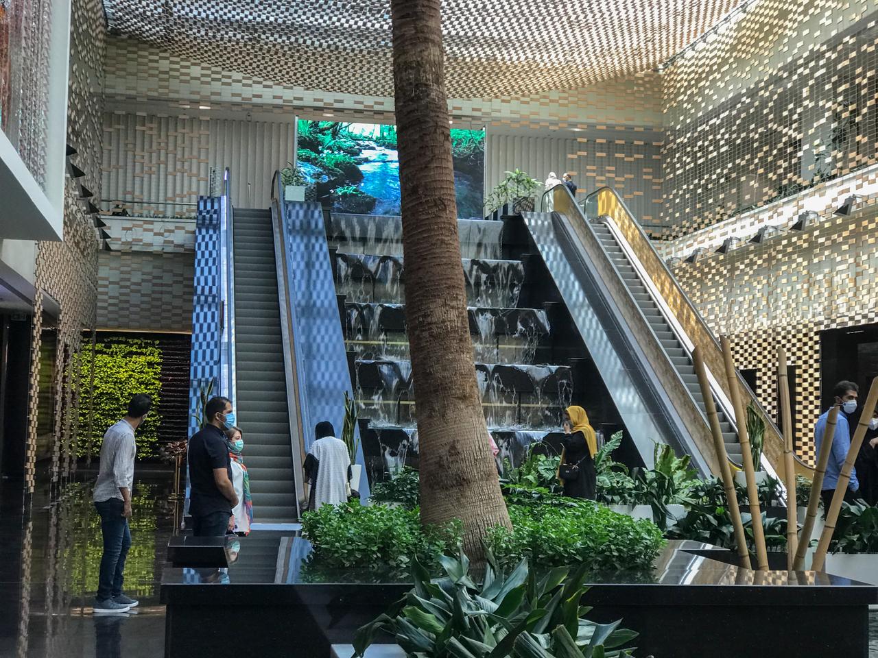 Eine breite, verzierte Treppe führt in ein Atrium in der Iran Mall. Eine breite, verzierte Treppe führt in ein Atrium in der Iran Mall.