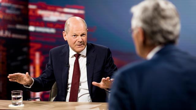 Bundeskanzler Olaf Scholz spricht in der ZDF-Sendung "Was nun, Herr Scholz?" neben Moderator Peter Frey. 