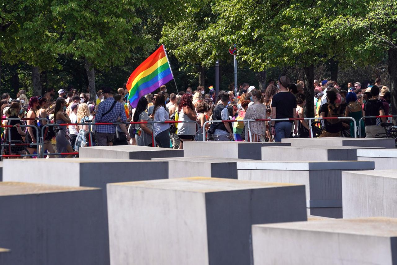 Tausende Menschen nehmen an der Parade des Christopher Street Day (CSD) teil und ziehen am Holocaust-Mahnmal vorbei. Tausende Menschen nehmen an der Parade des Christopher Street Day (CSD) teil und ziehen am Holocaust-Mahnmal vorbei.