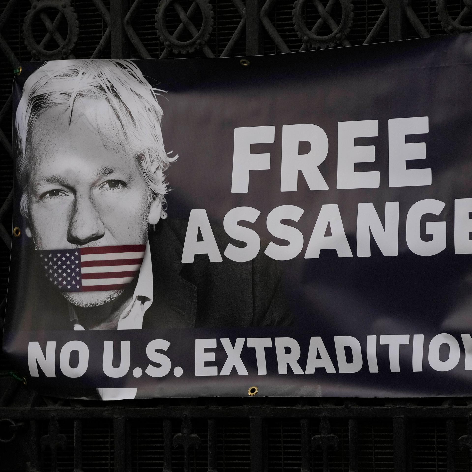 Ein Banner mit einem Foto von Julian Assange und der Aufschrift: "Free Assange" und "No U.S Extradition". 