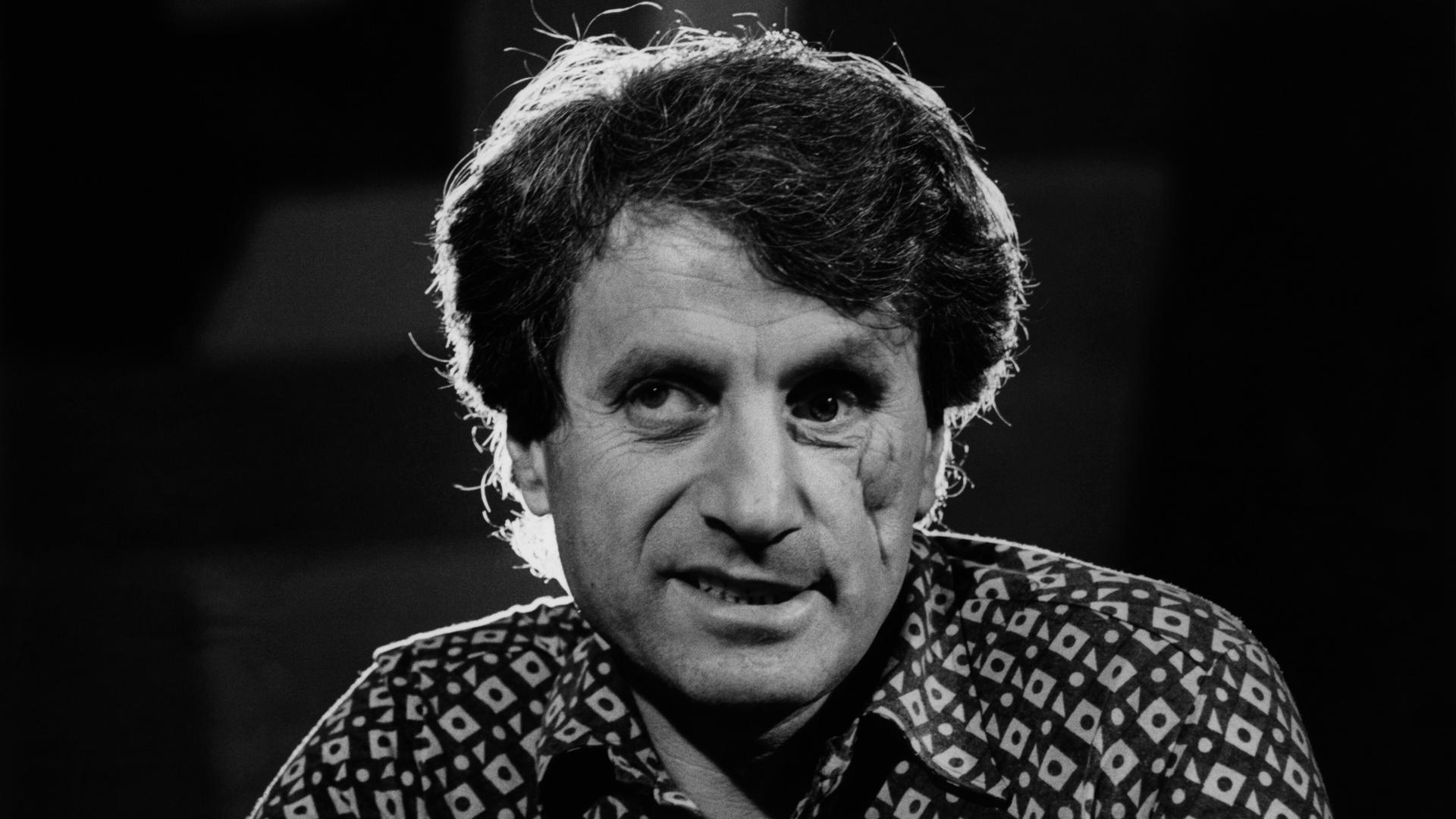 Iannis Xenakis, Grieche mit rumänischen Wurzeln, wurde in Frankreich als Komponist, Musik-Theoretiker und Architekt bekannt. Er gilt als einer der wichtigsten Avantgarde-Komponisten der Nachkriegszeit. Iannis Xenakis, Grieche mit rumänischen Wurzeln, wurde in Frankreich als Komponist, Musik-Theoretiker und Architekt bekannt. Er gilt als einer der wichtigsten Avantgarde-Komponisten der Nachkriegszeit.