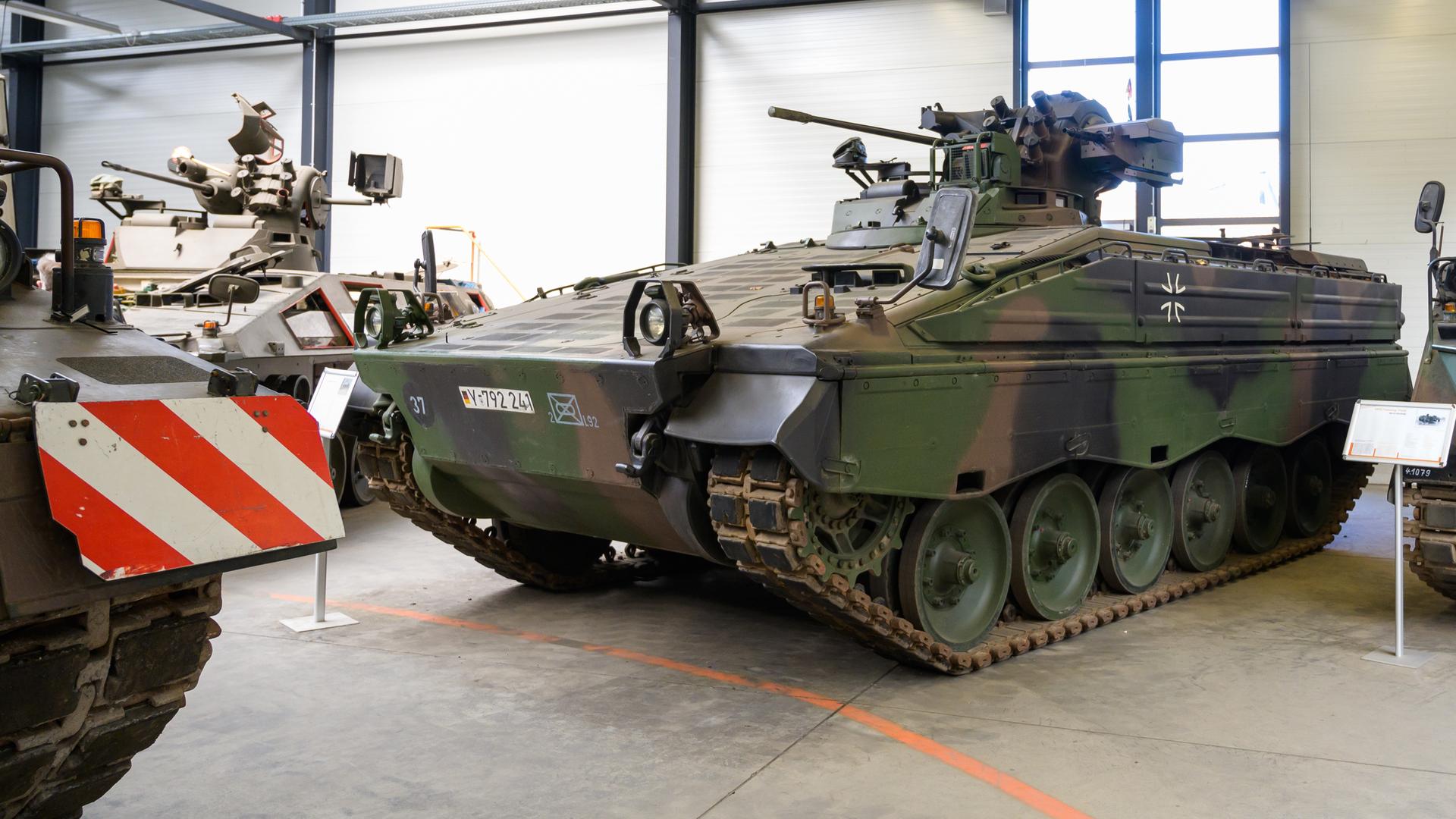 Ein Schützenpanzer der Bundeswehr vom Typ Marder, steht im Deutschen Panzermuseum Munster.