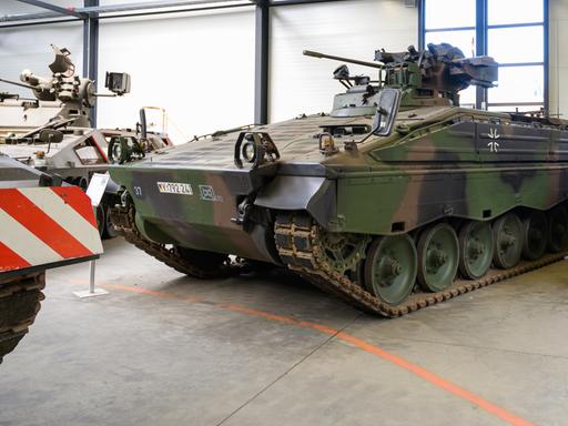 Ein Schützenpanzer der Bundeswehr vom Typ Marder, steht im Deutschen Panzermuseum Munster.