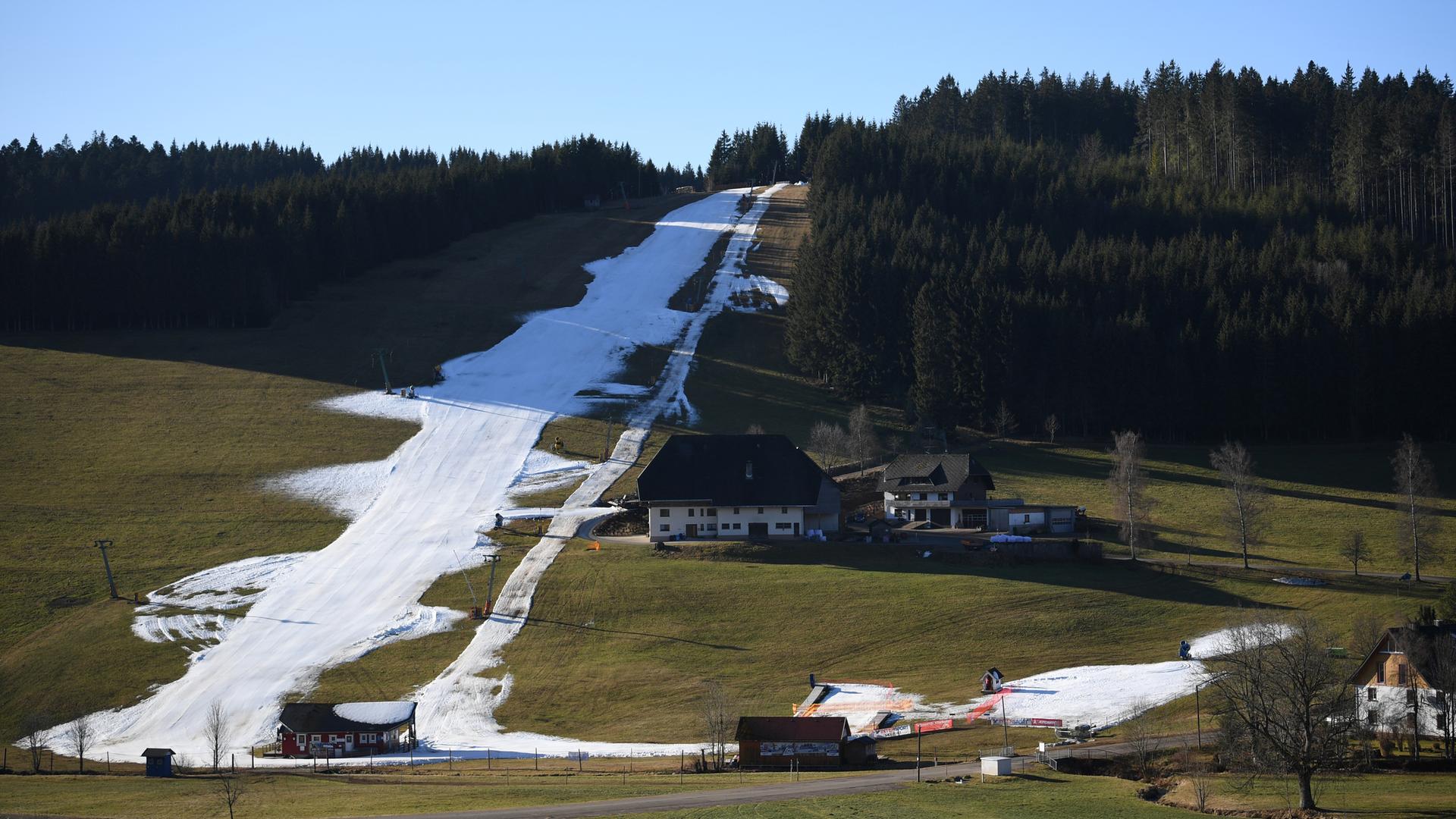 Kunstschnee liegt am Schneeberglift zwischen grünen Wiesen und Wäldern. Kunstschnee liegt am Schneeberglift zwischen grünen Wiesen und Wäldern.