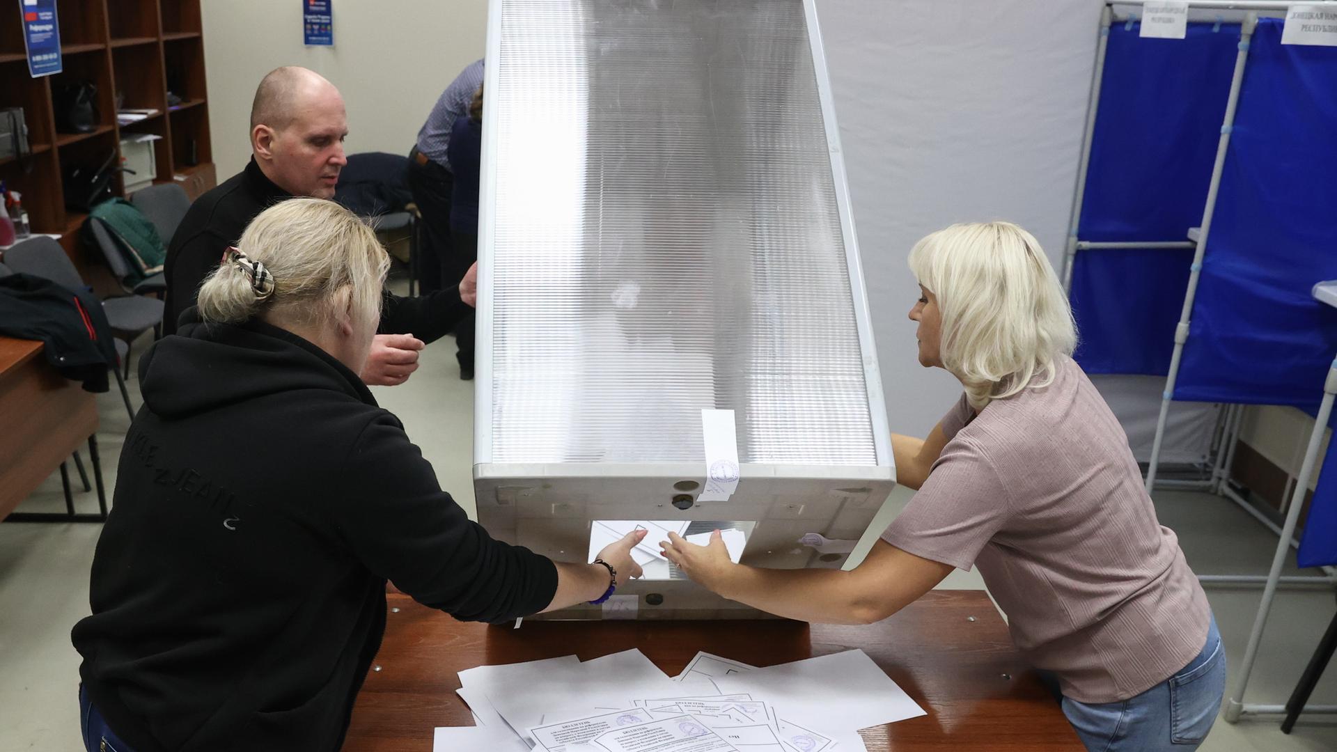 Offizielle zählen Stimmzettel beim sogenannten Referendum in der Region Donezk.