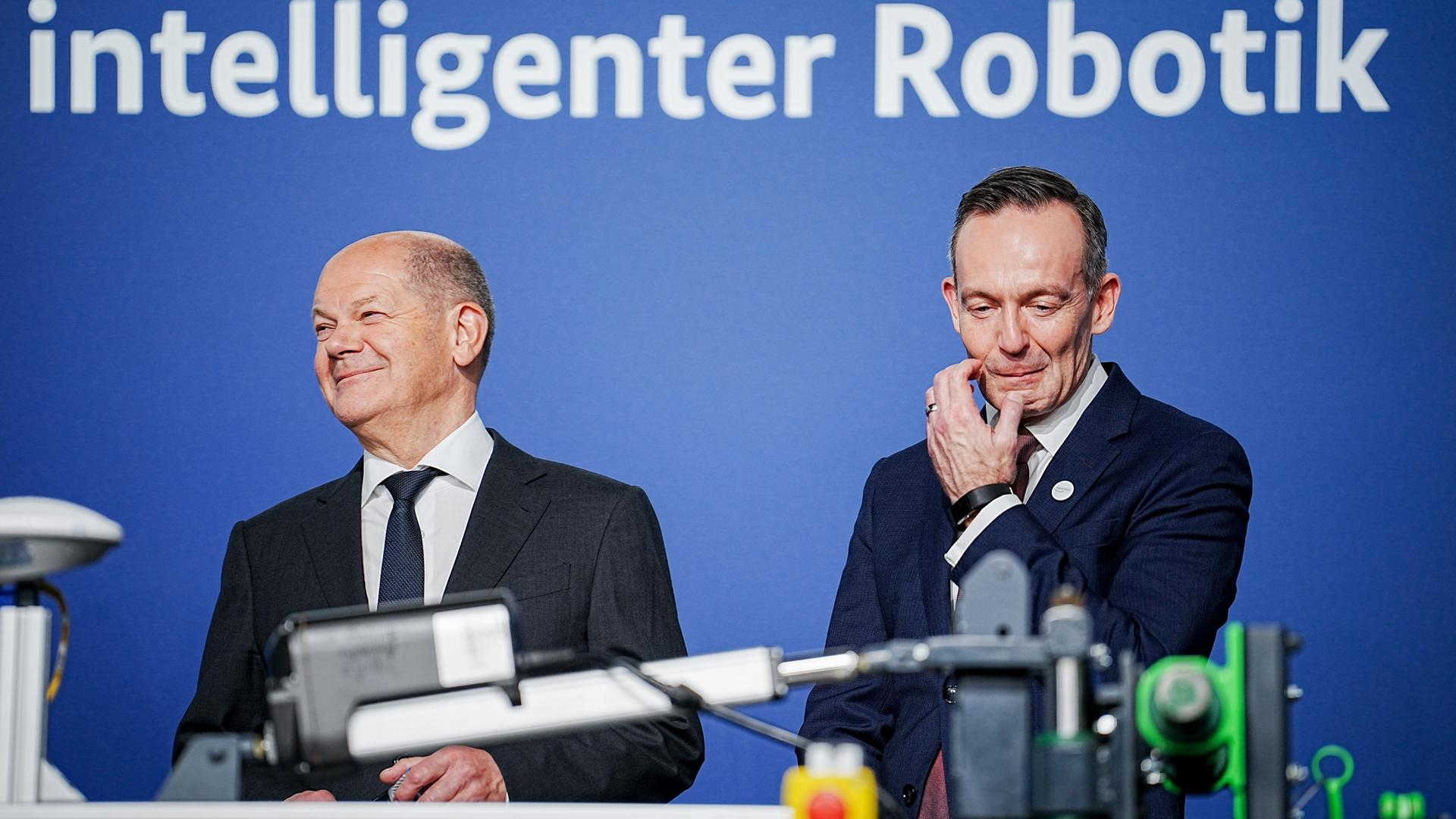Bundeskanzler Olaf Scholz (SPD) und Volker Wissing (r, FDP), Bundesminister für Verkehr und Digitales, beim Digital-Gipfel 2022 