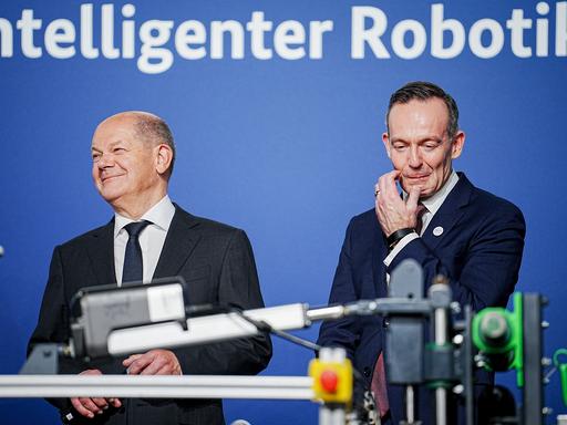 Bundeskanzler Olaf Scholz (SPD) und Volker Wissing (r, FDP), Bundesminister für Verkehr und Digitales, beim Digital-Gipfel 2022 