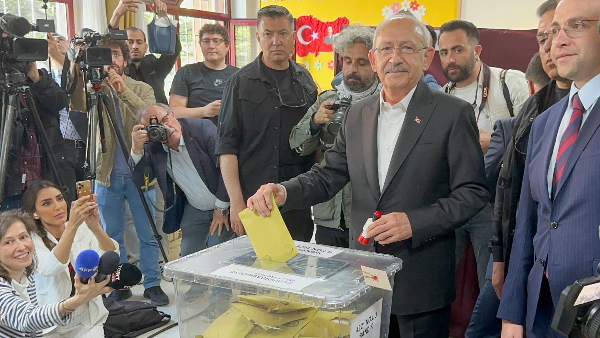 Präsidentschaftskandidat Kemal Kilicdaroglu gibt seine Stimme ab. Präsidentschaftskandidat Kemal Kilicdaroglu gibt seine Stimme ab.