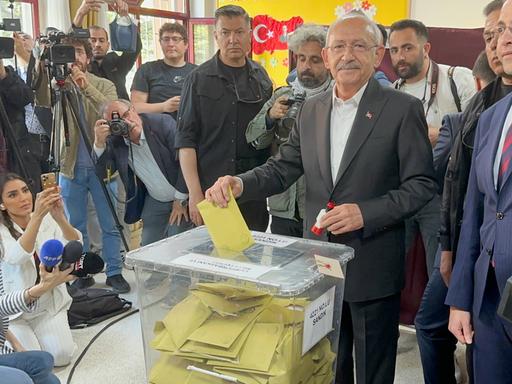 Präsidentschaftskandidat Kemal Kilicdaroglu gibt seine Stimme ab.